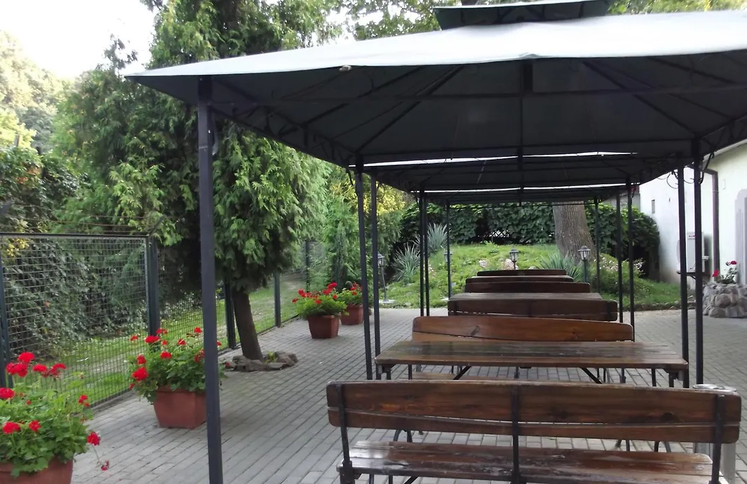 Dedek Park - dworek w pięknym Parku Skaryszewskim obok Stadionu Narodowego-1
